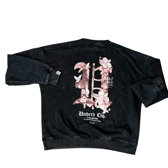 Casual Black Crewneck Sweater with Gothic Lettering - Picture 2 of 2